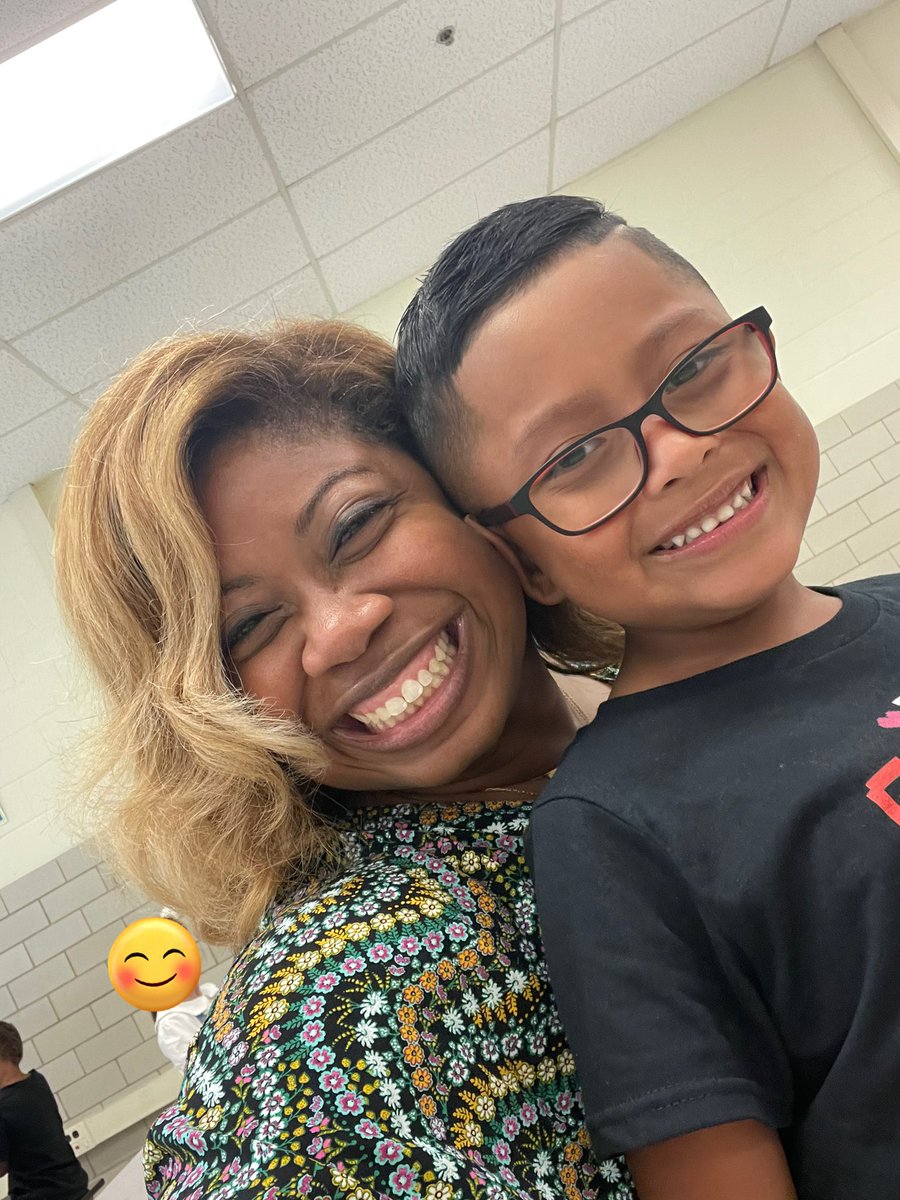 cbrinkleybcps's tweet photo. It was a great first day of school @ReisterstownES! Positive messages, routines being established, a sweet chalk walk by @RES_PTA, and this cutie’s birthday! Not pictured: a 1st-year teacher “thriving” after her first day! The year ahead is bright!🌟💚💙 #BCPSFirstDay https://t.co/nWzROBRVka