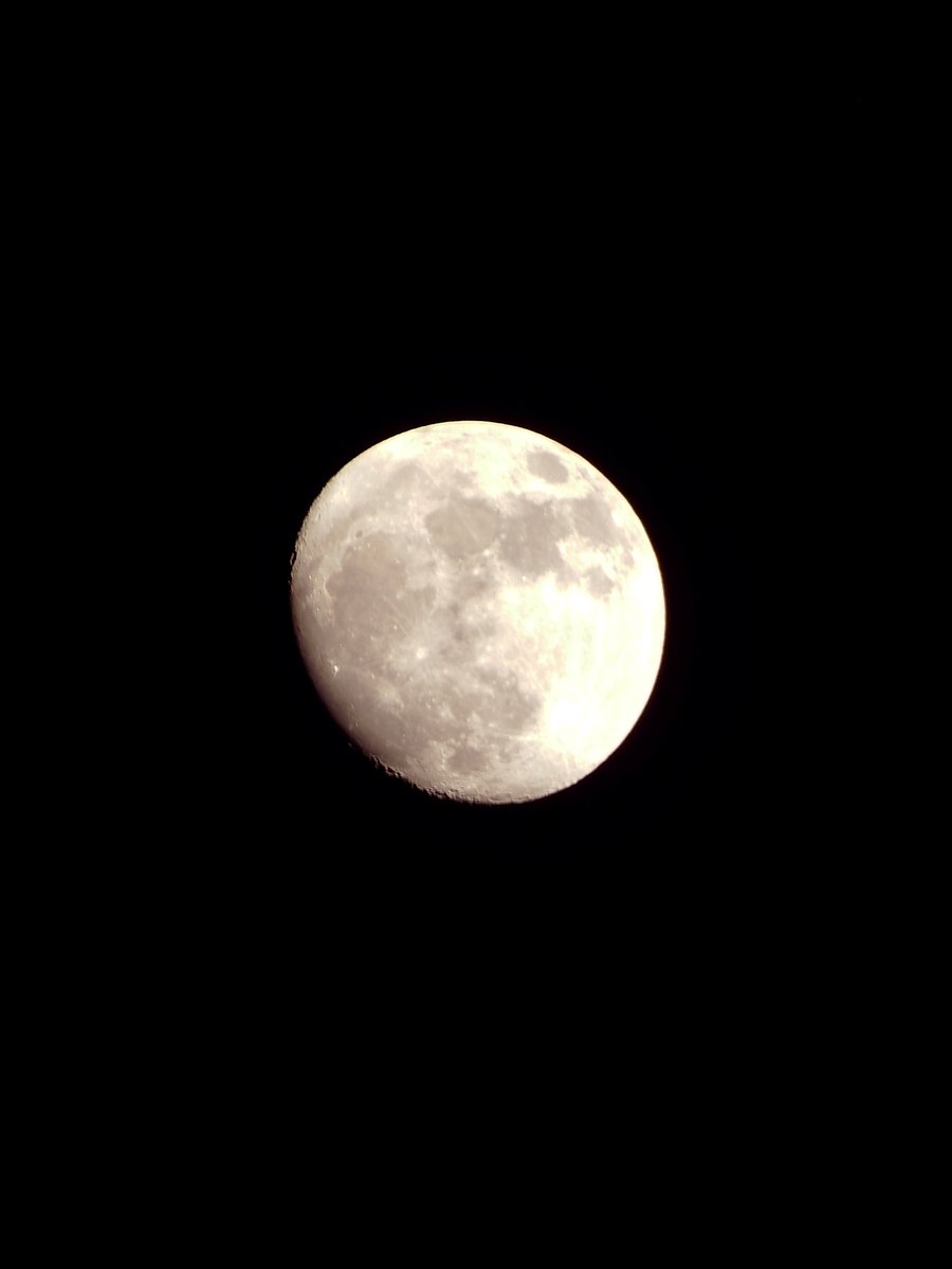 Rayneeeer's tweet photo. Que fotos tan hermosas le tome a la luna dios mío https://t.co/btw6Las9V1