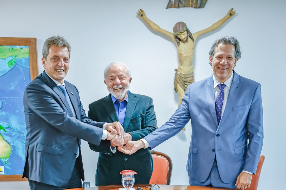 SergioMassa's tweet photo. 🇦🇷🇧🇷 Me reuní en Brasil con el presidente @LulaOficial y el ministro de Hacienda @Haddad_Fernando, con quienes dialogamos sobre el enorme paso que hemos dado internacionalmente con la invitación a que la Argentina integre el bloque de los BRICS. https://t.co/5UE8xiIiur