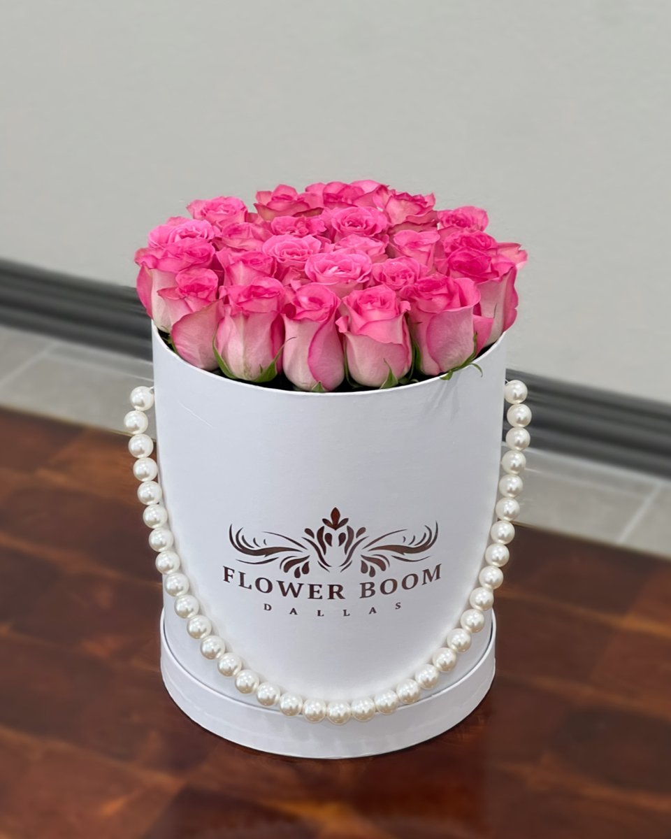 Nothing says #luxury like a box full of beautiful #pinkroses! Treat yourself or a special someone to this stunning #rosearrangement with a pearl handle. It's a perfect way to show your love and appreciation with an #elegant and empathic touch.
Shop here: flowerboomdallas.com/products/sophi…