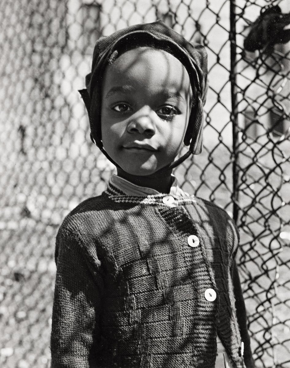 📸 Walter Rosenblum. Smiling child, 105th Street, New York, c. 1952. #NewYorkCity #streetphotography #blackandwhitephoto