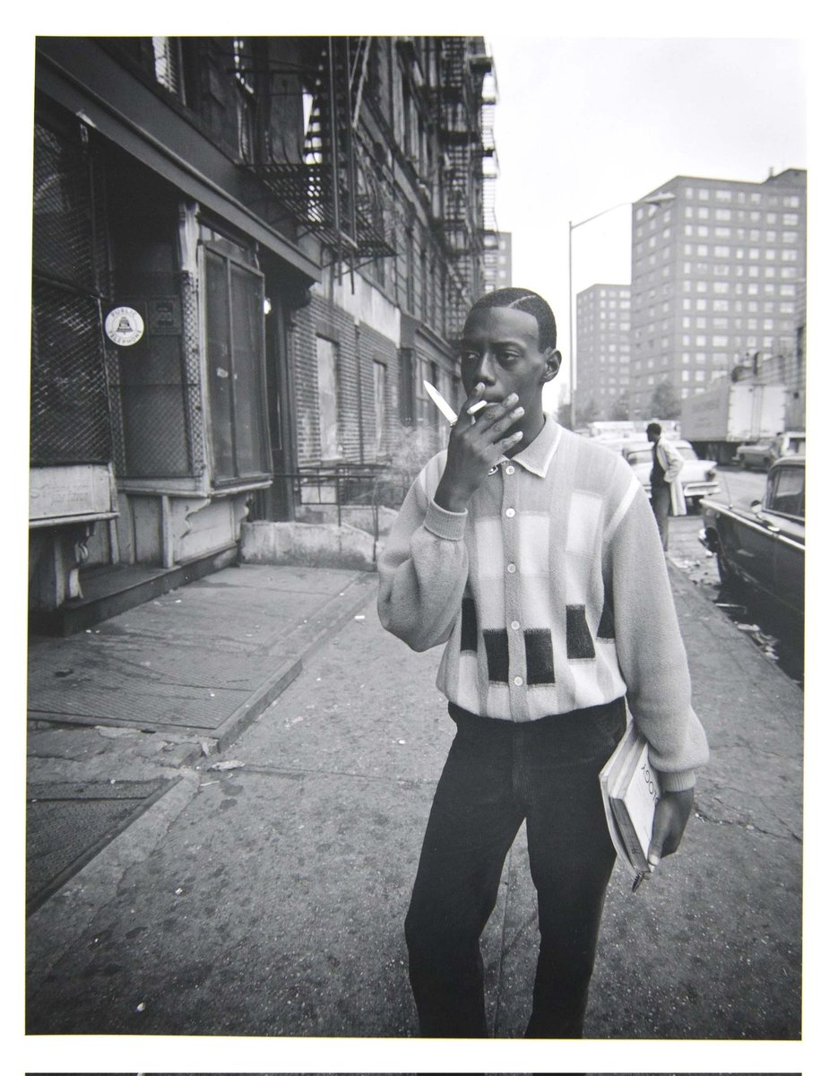 📸 Bruce Davidson. East 100th Street, 1966. #NewYorkCity #streetphotography #blackandwhitephoto