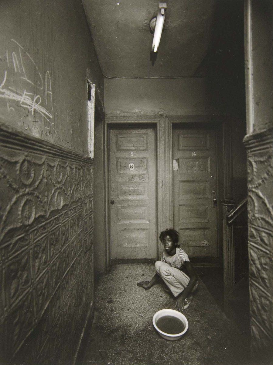 📸 Bruce Davidson. East 100th Street, 1966. #NewYorkCity #streetphotography #blackandwhitephoto
