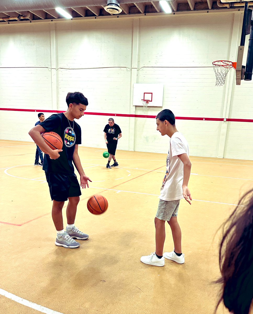 Shout out to this student for be the best partner for our CBI kids in PE👏🏼👏🏼🏀
#MakingaDifference  #CBI
#CHS_Lions #CastleberryHigh
#CastleberryIsd