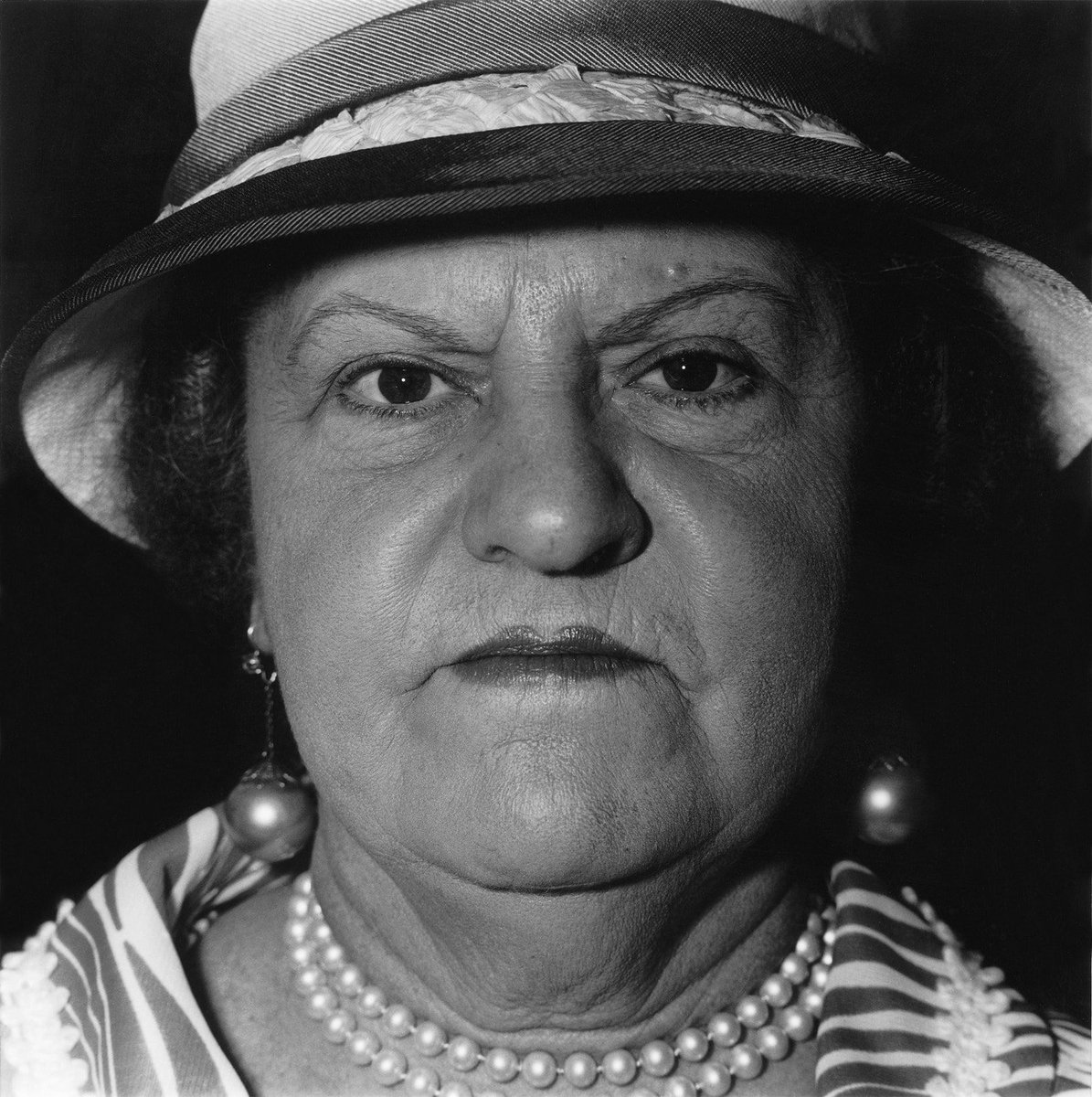 📸 Diane Arbus. Woman with Pearl Necklace and Earings, NYC, 1967.