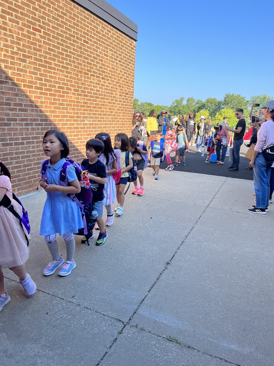 belt_kristine's tweet photo. @DooleySchool54 is complete!! We had a great day welcoming our Kinders! #54firstday #dooleysuperpowers #dooleyfamily https://t.co/yIGFcFqQs5