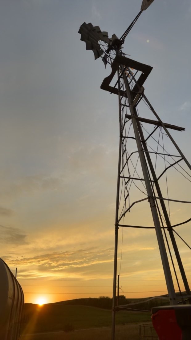 Scottgunz1's tweet photo. Cool shots filling water tanks tonight in Greeley county. Not enough wind for the deep pull.
#Nebraskasunset https://t.co/63KZnITKPH