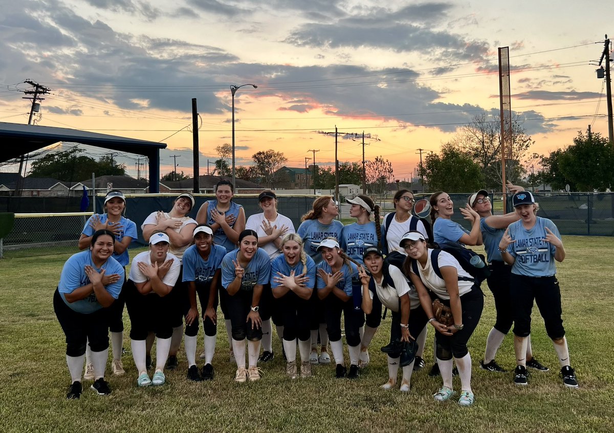Seahawks &amp; Sunsets 🌅🤩
Day 1 is in the books ✅ 
#Team20 👐🏼