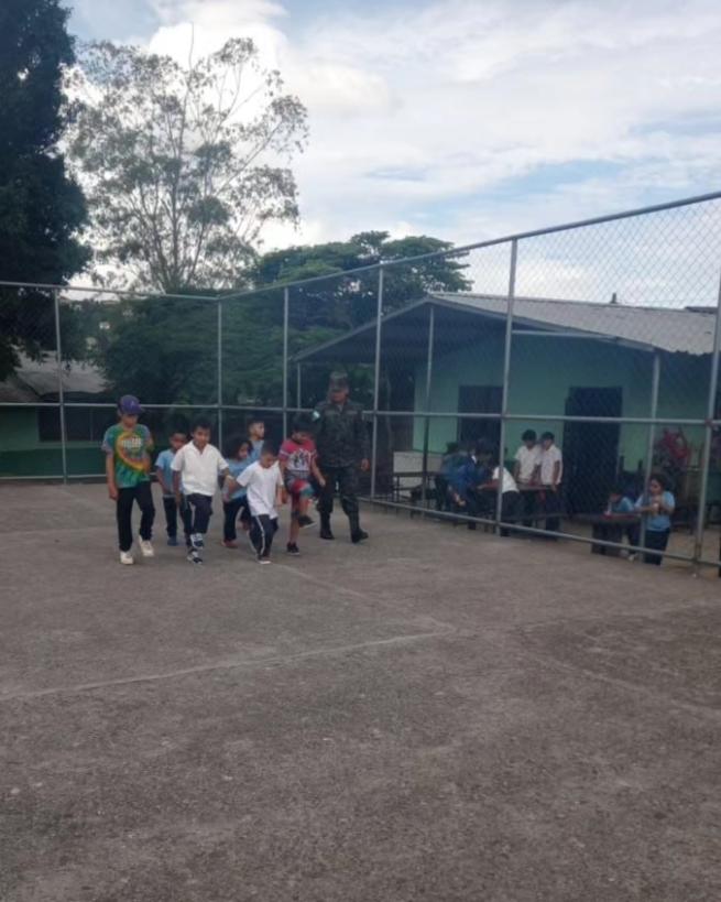 FFAAHN's tweet image. El 1er. Batallón de Ingenieros,  brindó apoyo a las Escuelas Estados Unidos, Sagrado Corazón, Renacimiento e Instituto Privado El Carmen en Siguatepeque, con la enseñanza de ejercicios de orden cerrado #EDOC como preparación previa a los 202 años de Independencia Patria.