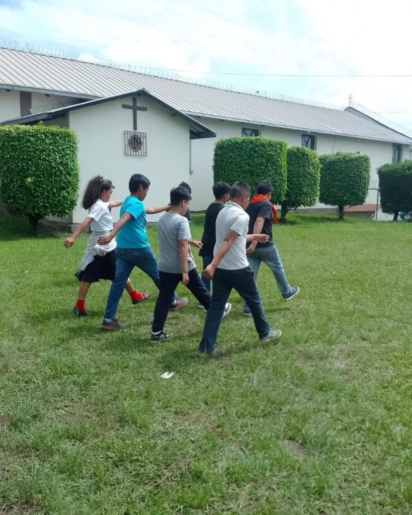 FFAAHN's tweet image. El 1er. Batallón de Ingenieros,  brindó apoyo a las Escuelas Estados Unidos, Sagrado Corazón, Renacimiento e Instituto Privado El Carmen en Siguatepeque, con la enseñanza de ejercicios de orden cerrado #EDOC como preparación previa a los 202 años de Independencia Patria.