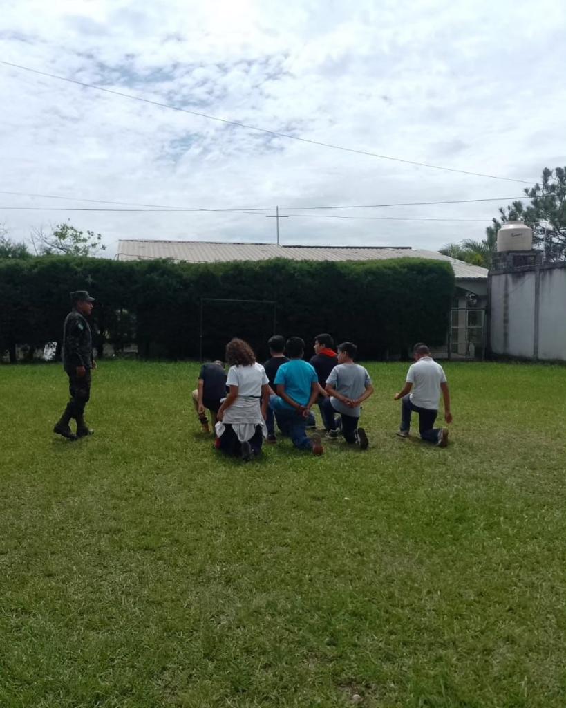 FFAAHN's tweet image. El 1er. Batallón de Ingenieros,  brindó apoyo a las Escuelas Estados Unidos, Sagrado Corazón, Renacimiento e Instituto Privado El Carmen en Siguatepeque, con la enseñanza de ejercicios de orden cerrado #EDOC como preparación previa a los 202 años de Independencia Patria.