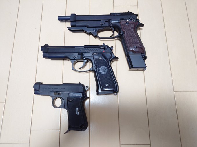 ベレッタ3兄弟記念写真KSCモデルガンのM93RとマルシンモデルガンのM92Fと 