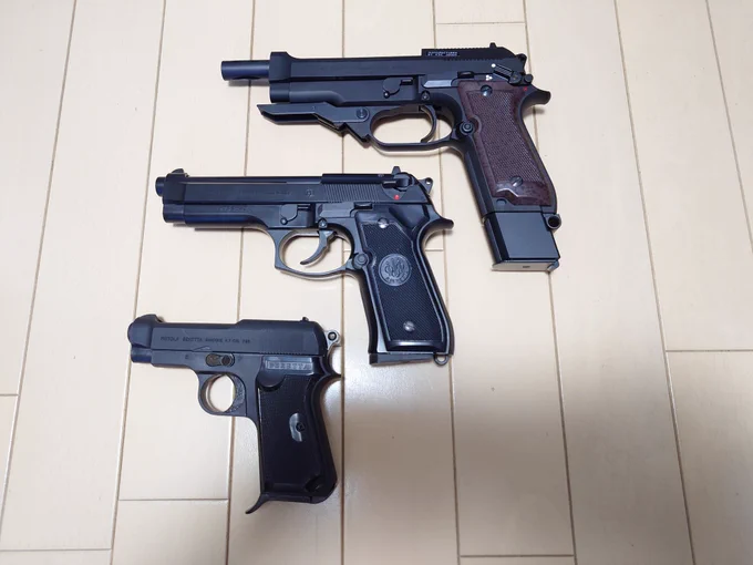 ベレッタ3兄弟記念写真KSCモデルガンのM93RとマルシンモデルガンのM92Fと 