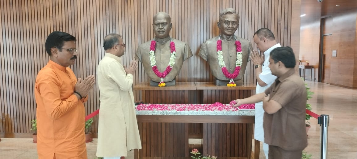 Ramkishorbjp1's tweet image. भारतीय जनता पार्टी केंद्रीय कार्यालय नई दिल्ली बैठक के पूर्व प्रेरणा पुरुषों के चरणों में पुष्पार्चन/नमन
#Dharmpalsingh#BhupendraSinghChaudhary #priyanksinghrawat #Prakashpal #bjp4up #bjp4india