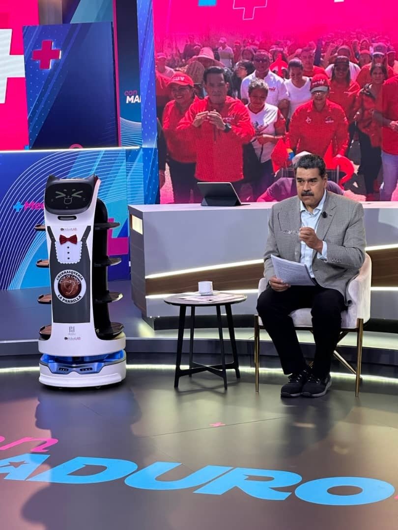 VTVcanal8's tweet photo. #EnFotos📷| Jefe de Estado @NicolasMaduro destacó como extraordinaria a la Bella Fátima, la primera robot mesonera en Venezuela.

#ConMaduroMásCerca https://t.co/y6Xf5XFjUW