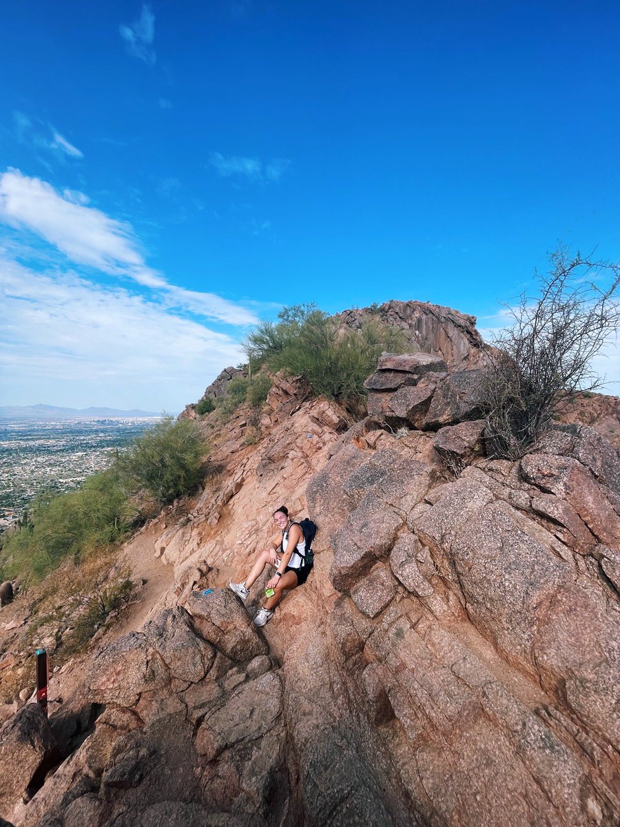 michelleleone8's tweet photo. 3hr Hike at Camelback Mountain!! Double black diamond &amp; 2,736ft up in Az🏜️ https://t.co/hxMztAZCYM