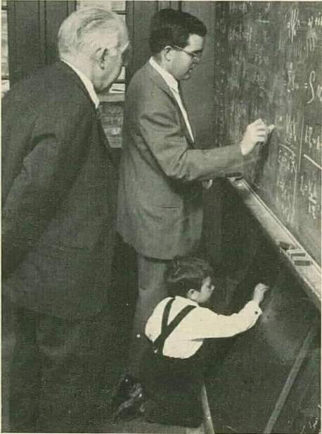 3 generaciones de Bohr
-NIELS BOHR, Premio Nobel de Física en 1922 por la teoría de la estructura atómica.
-AAGE BOHR, Premio Nobel de Física en 1975 por sus trabajos sobre la fisión nuclear.
-THOMAS BOHR, actualmente catedrático de la universidad de Copenhague
#Física #Ciencia