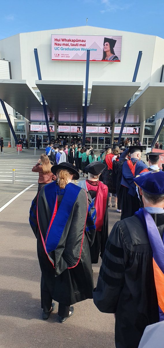 FreeLantern's tweet photo. Exciting #Graduation day @UCNZ #UCNow https://t.co/7qYn27fUE5