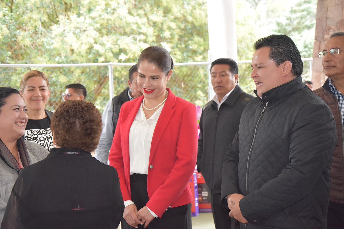 kgeat's tweet photo. Poder reconocer a los abuelitos por la invaluable labor y el legado que nos han dejado a las generaciones venideras, es la mejor forma de honrarlos, agradezco a mi amigo Presidente de #Tenancingo @hectorgs4437 por hacerme partícipe en la celebración del #DíaDelAdultoMayor. https://t.co/twFjvkGhaY