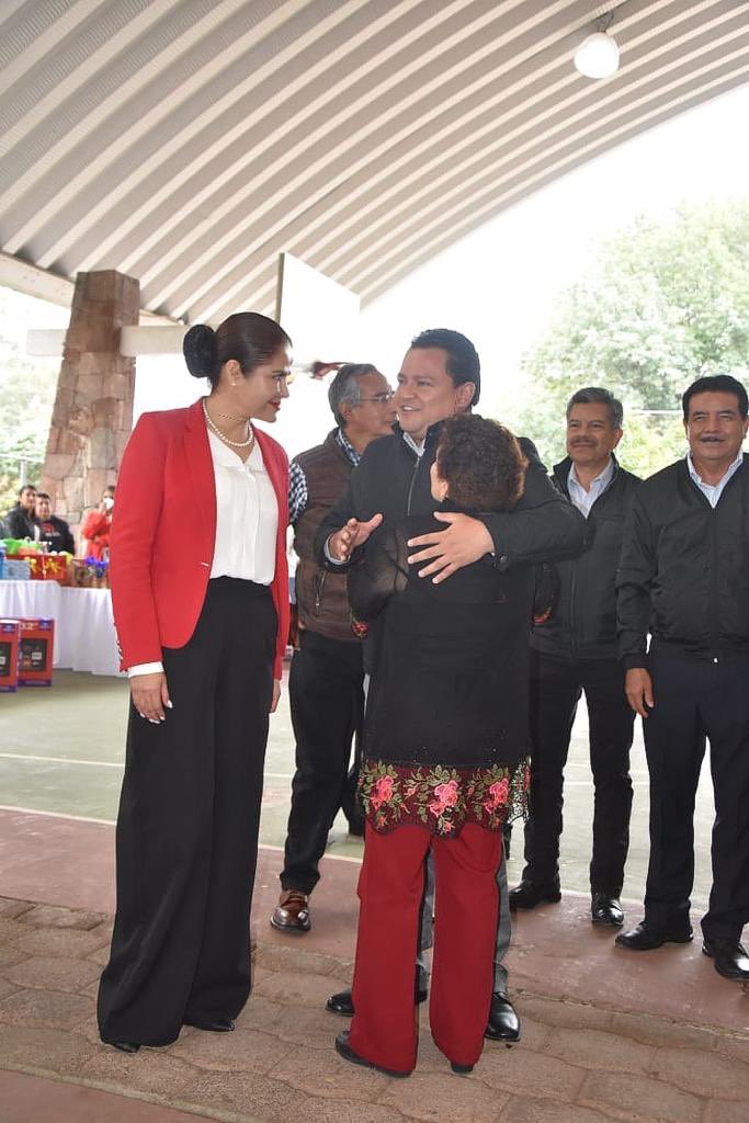 kgeat's tweet photo. Poder reconocer a los abuelitos por la invaluable labor y el legado que nos han dejado a las generaciones venideras, es la mejor forma de honrarlos, agradezco a mi amigo Presidente de #Tenancingo @hectorgs4437 por hacerme partícipe en la celebración del #DíaDelAdultoMayor. https://t.co/twFjvkGhaY
