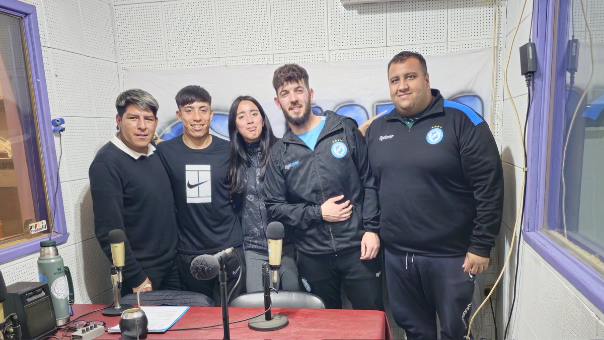 CAVSCoficial's tweet photo. #VSCRadio📻: Pasó un nuevo ciclo radial por @FMDifusion . Hoy tuvimos la visita de Leonardo Zabala, quien hace pocos días firmó su contrato profesional con el club.
Nos reencontramos el próximo lunes de 19 a 21hs por FM Difusión 98.1 https://t.co/eDjcSucwef