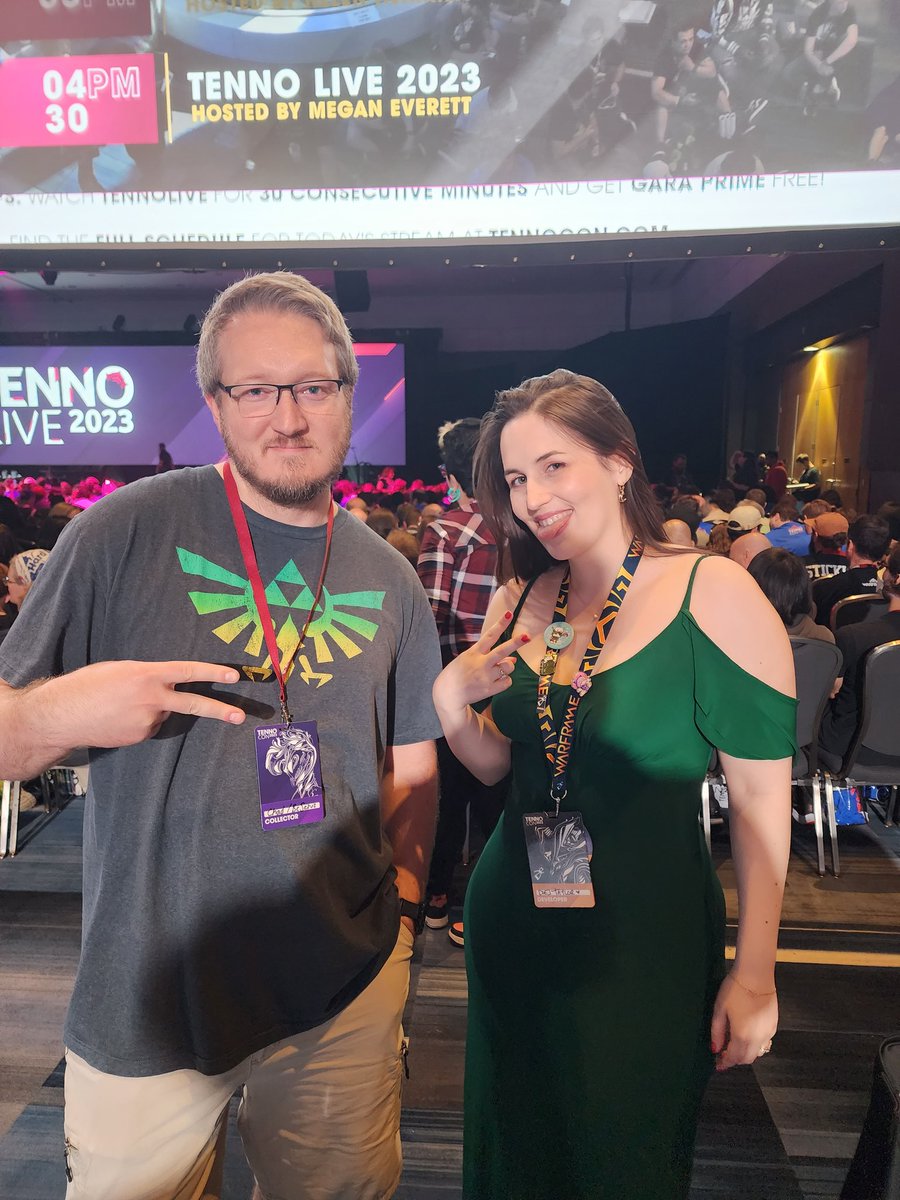 BeJezuz_'s tweet photo. Also big thanks to @moitoi and @thetayking for throwing some sick peace signs with me as well. You're all wonderful and I nearly missed you all even after waiting in line for over an hour. I'll just have to plan better next time https://t.co/OqOD3lx7jb
