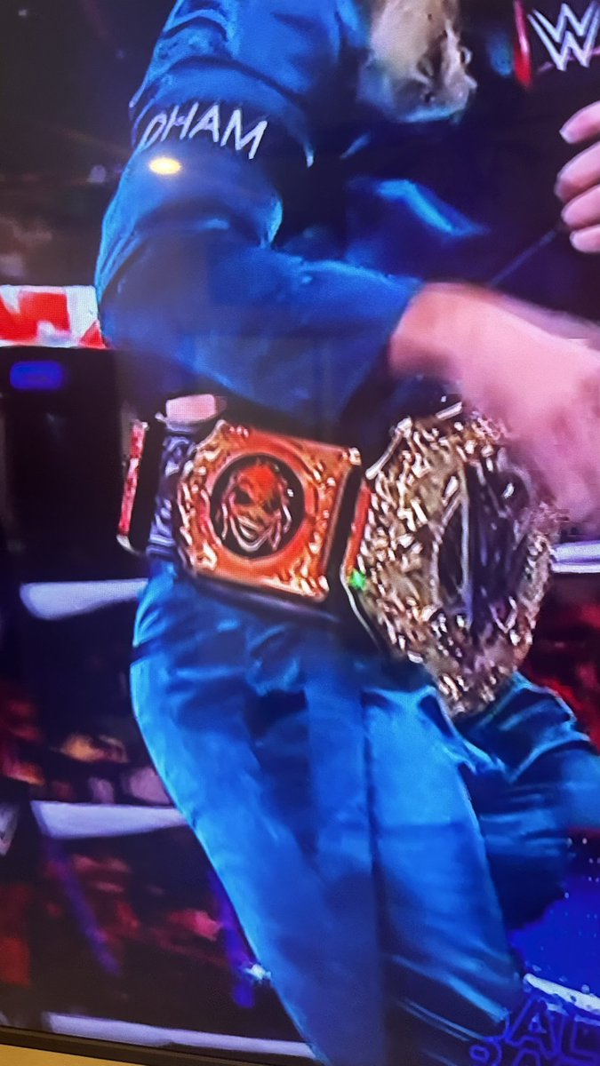 .@WWERollins with The Fiend side plate. 🥺
#WWERaw #WWE #RIPBrayWyatt