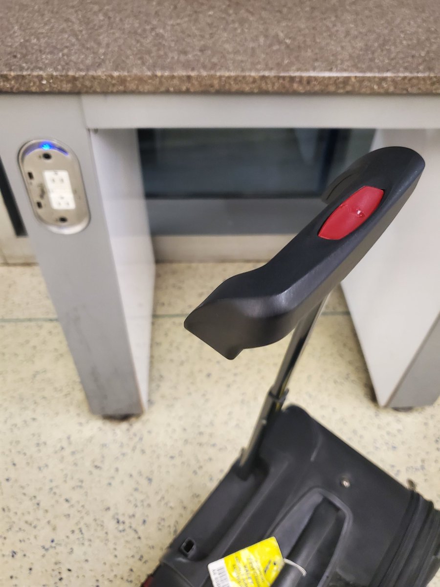 04RedVette's tweet image. Thank you @AmericanAir for destroying my bag.  Gate checked on a CRJ in Birmingham,  baggage handler firing all the bags down a chute .  Horrible service!!!!