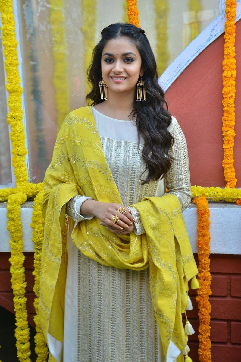 Smile is the best curve on you😌💛😻 @KeerthyOfficial #KeerthySuresh