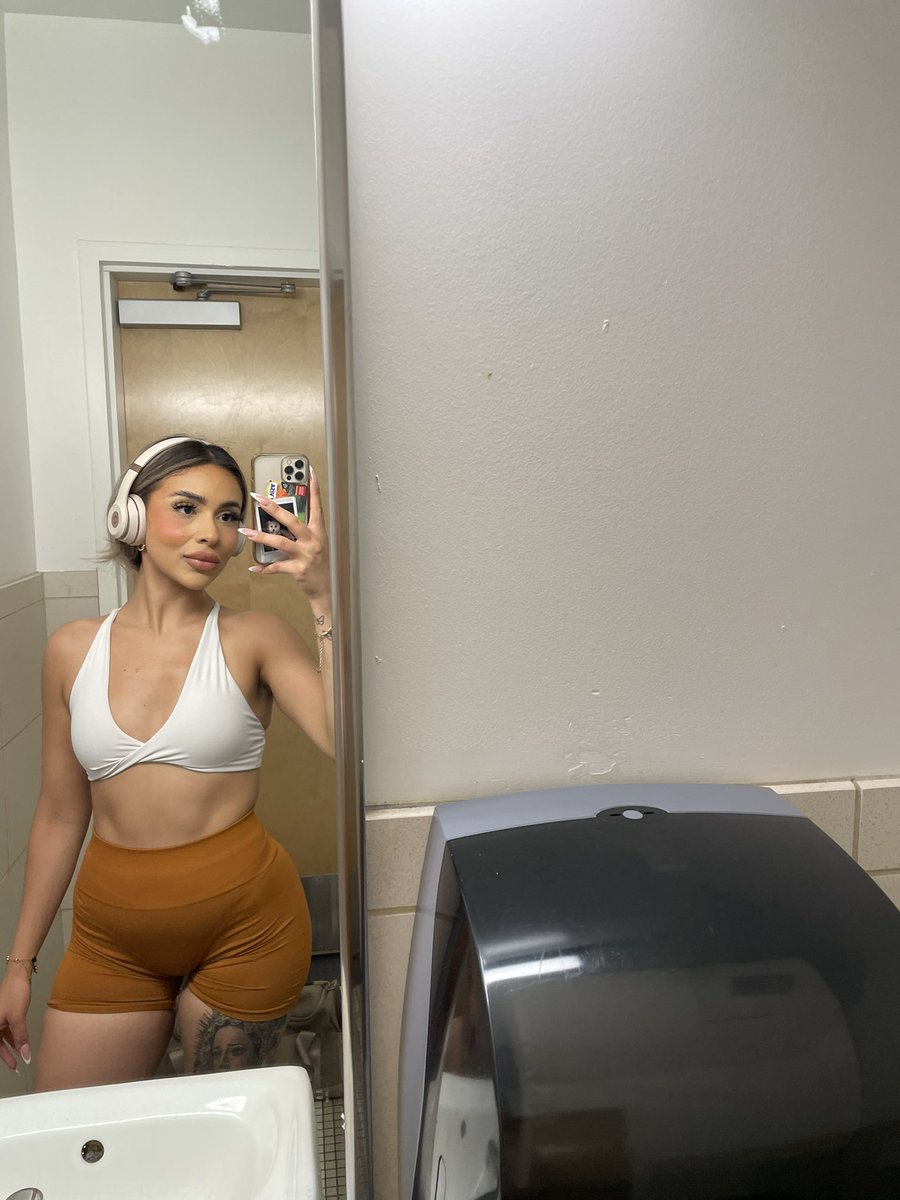 Lovveegalore's tweet photo. Clocked in ⏳🔋🪫 https://t.co/wmAmkX56Zm