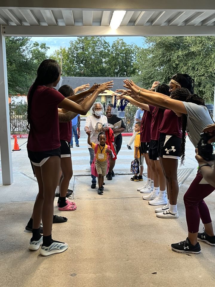 JECEMagnet's tweet photo. Thank you to @TSUWomensHoops for coming out today and welcoming our scholars back to school! Your passion, energy and support definitely help to set the foundation for a productive and exceptional 1st day of school! You’re welcome back anytime! 🐅🏀💙💛@TeamHISD @HisdSouth @John https://t.co/cj9XwJhG69