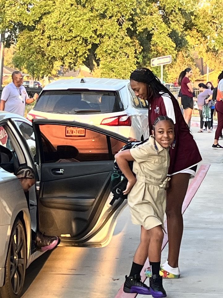 JECEMagnet's tweet photo. Thank you to @TSUWomensHoops for coming out today and welcoming our scholars back to school! Your passion, energy and support definitely help to set the foundation for a productive and exceptional 1st day of school! You’re welcome back anytime! 🐅🏀💙💛@TeamHISD @HisdSouth @John https://t.co/cj9XwJhG69