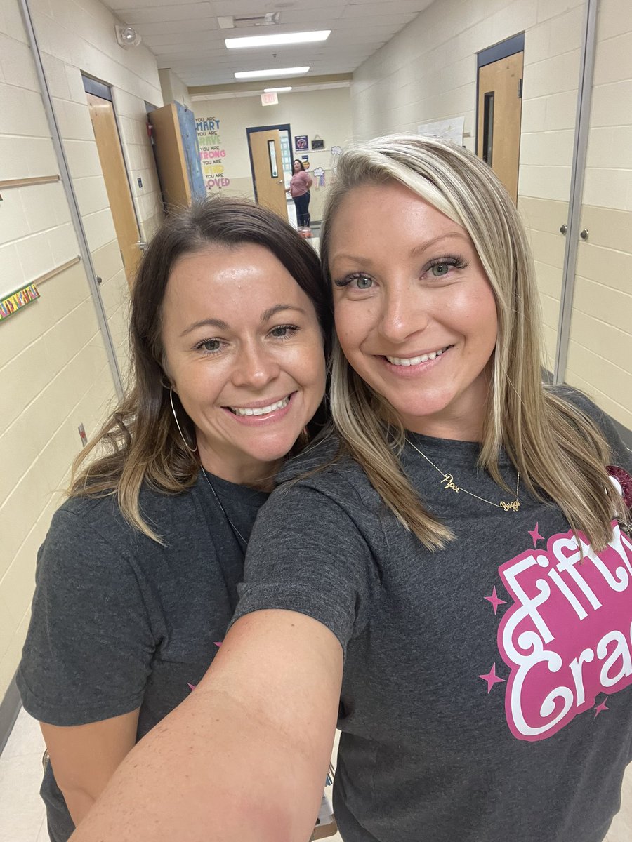 jaclyn_moncus's tweet photo. GREAT DAY with this amazing team! We survived and so did my new teacher! 👏🏻Happy first day of school!

It was a BIG day for Piper and I couldn’t be more proud of her! #Kindergarten 

#ottlevelup @NISDOtt @OakleyMartinez @amandareardon_ @PrincipalBueno @adelagarza07 https://t.co/bEuJYPrFVh