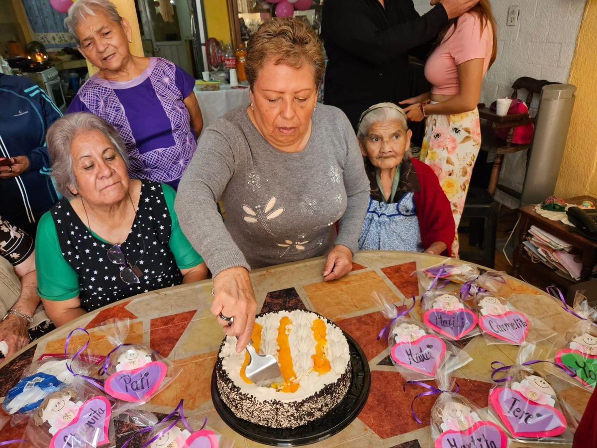 OrlandoReyes_G's tweet photo. El día de hoy pasado un día increíble celebrando el #DíaDelAbuelo en compañía del Grupo de Adulto Mayor
"No Me Olvides".

Toda esta semana estaremos festejando a nuestras abuelitas y abuelitos de #Iztapalapa.

#YoLoHaré ¡Lo Haremos Juntos! 🇲🇽❤️ https://t.co/YgZBYxbEHM