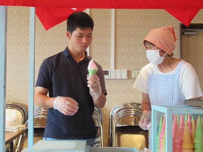 seinen_yamagata's tweet photo. 【#夏の体験ボランティア の様子⑬】
８月６日（日）、ボランティアサークル #SAKEKKO 企画の、『さけがわサマーフェスタ』の様子です。
様々なブースが出店され、来場者が楽しみました↓
https://t.co/V4wOwKxZK6

＃山形県
＃青年の家
#YYボランティアビューロー https://t.co/srGO5Xhtvm