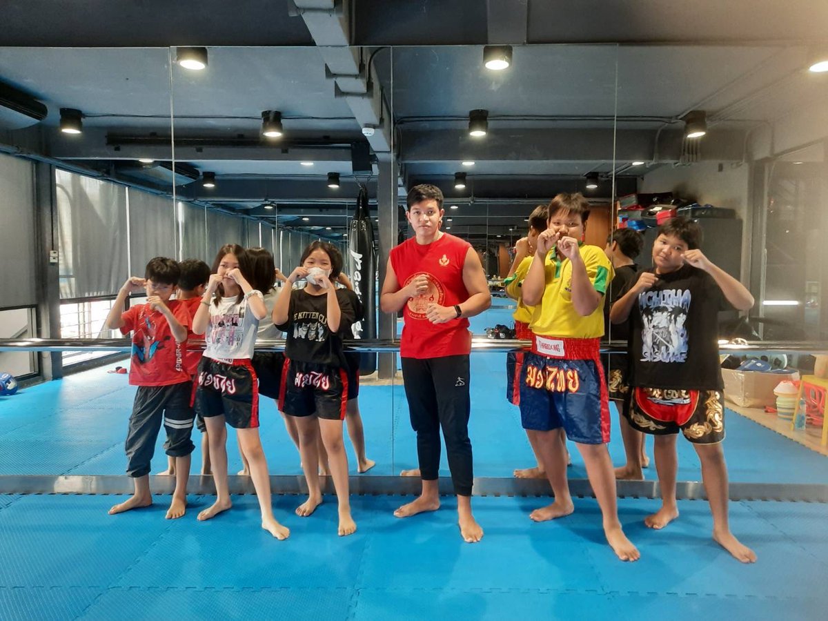 saidek1387's tweet photo. 27 สิงหาคม
ศูนย์ The Hub พาน้อง ๆ ไปเรียน "มวย" ในคราสสุดท้าย🥊
.
ปิดคลาสเรียนวันนี้ น้อง ๆ ใส่กางเกงมวยตัวเก่งไปเรียน คุณครูใจดีซื้อผ้าพันมือมาให้เด็ก ๆ เอาพันมือแล้วใส่ถ่ายรูปร่วมกันเป็นที่ระลึก😊
#สายเด็ก1387 #saidek1387 #HubUpdate #ฮับอัพเดท https://t.co/5iEHCgtTbe