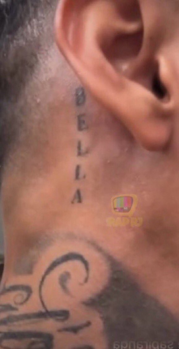 🚨GRAVE: No começo desse mês, Bella Campos fez uma tatuagem com o nome do namorado no braço. 

MC Cabelinho também tinha o nome da Bella no pescoço.

Hoje (28), Bella anuncia o término com Victor Hugo e confirma a traição.
