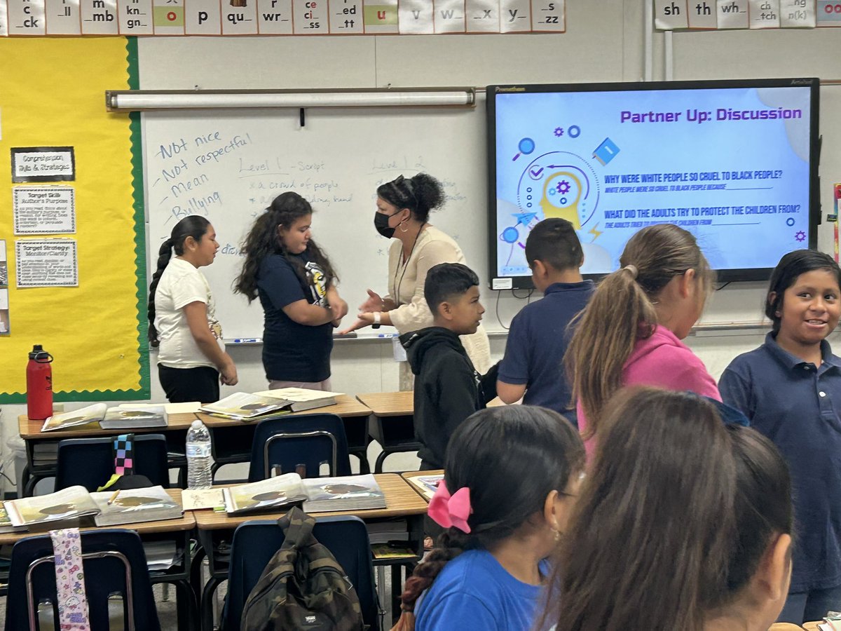 mstracardenas's tweet photo. ELD Lesson Modeling in Ms. Garcia’s class with @mrs_arciga!! Students @lamont_district are collaborating and hitting the four domains: Speaking, Listening, Reading, & Writing! 🔥🙌♥️ #WeAreLESD #PositivityAllTheWay #TeamWork #RoadtoReclassification https://t.co/oRxjdoejVT