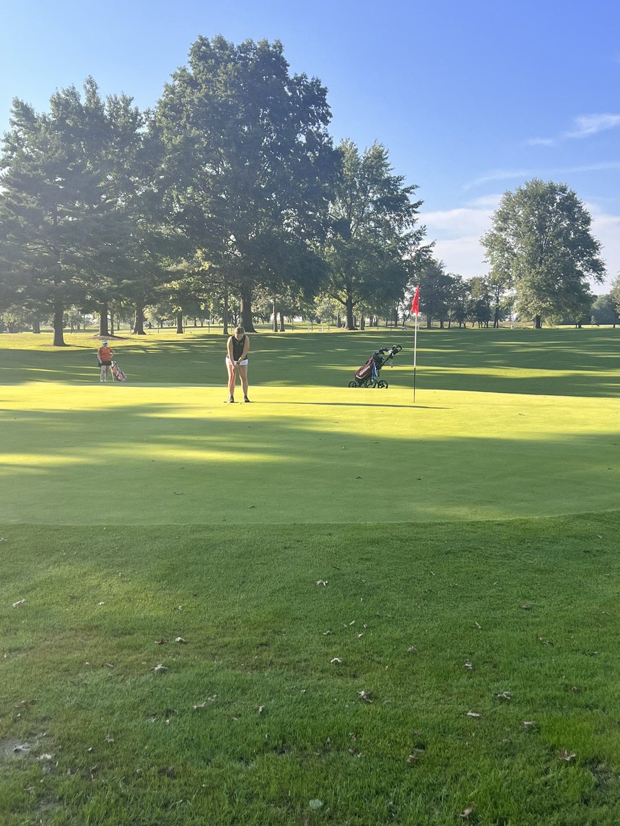TriadGirlsGolf's tweet photo. The JV Knights (243) fell to Columbia JV (214) but knocked off Waterloo JV (249) at the Oak Brook East! Addison Mallette leads the way with 57 and Avery (58) wins the battle of the Nonn’s over Kennedy (61). Sophie Muentnich rounds out the scoring with a 67. https://t.co/Kn3tue8r7z