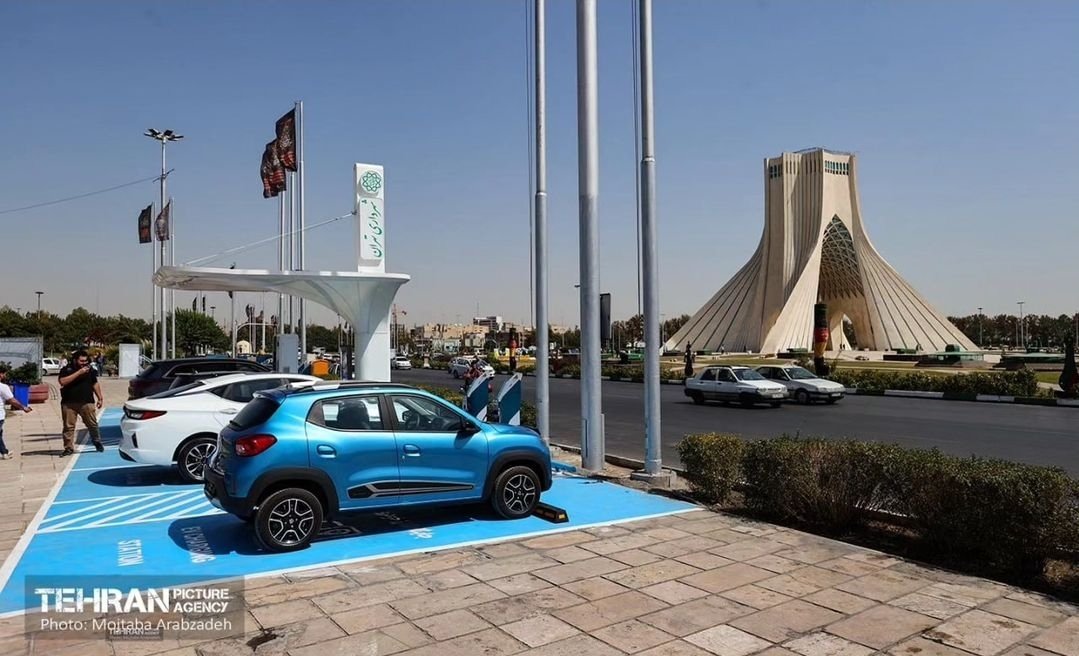 traffictehran's tweet photo. توسعه زیرساخت‌های ناوگان برقی، با یک برنامه درست، برای تهران و کشور یک ضرورت است.
ظرف یک ماه، ۷۴ دستگاه شارژر (شامل ۵۰ دستگاه AC و ۲۴دستگاه DC) توسط #سازمان_ترافیک_تهران، با همکاری گروه مپنا در ۱۵ جایگاه سطح شهر تهران نصب شد.
بامید تحقق #هوای_پاک برای #تهران_عزیز. https://t.co/v8PVyanUgw