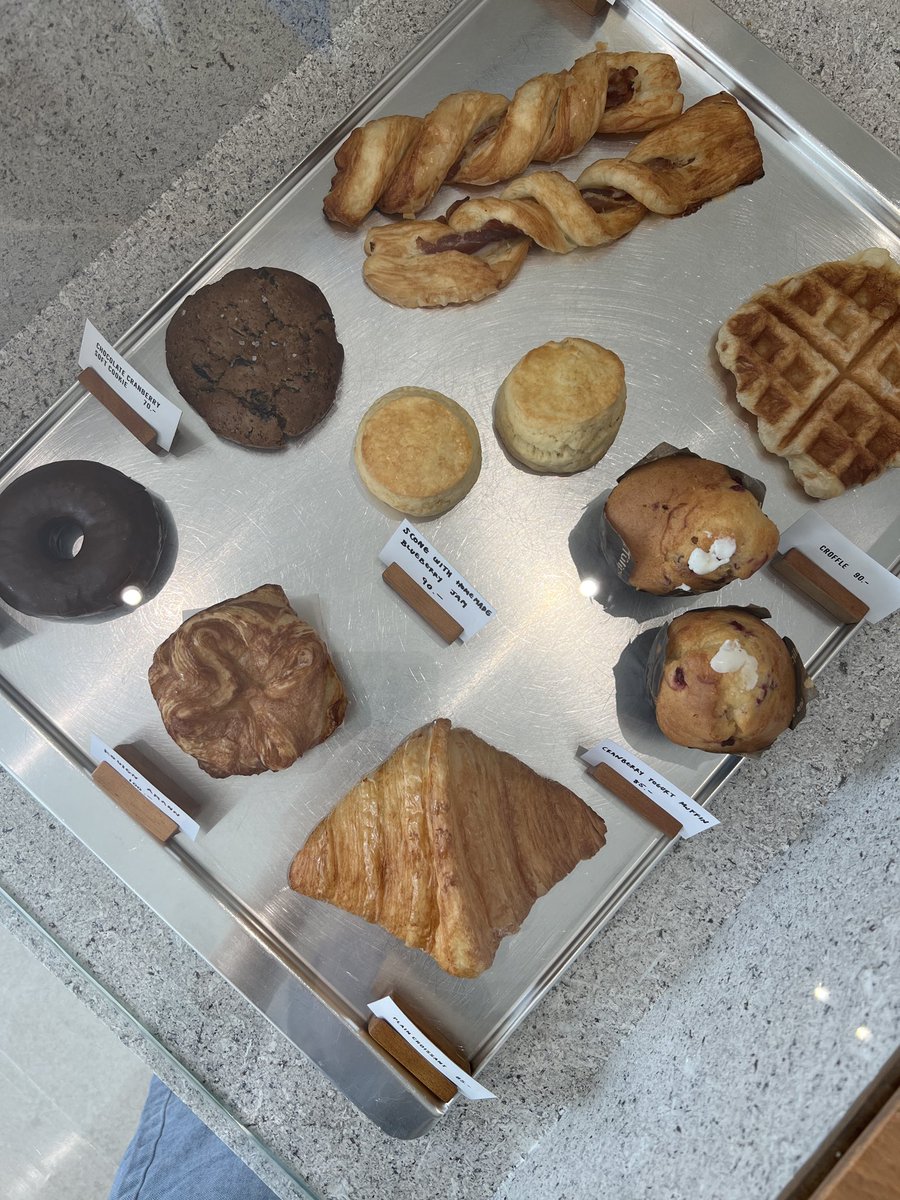 Bakingtale's tweet photo. กินกาแฟร้านเดิม ถามว่าเบื่อมั๊ย?
ไม่เบื่อหรอกค่ะ เพราะมันอร่อย 😆
“Not dirty ”
#Notdirty
#cafetayong https://t.co/bLct8axP4u