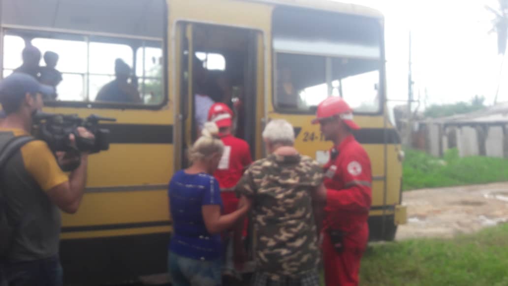 Roberto68107150's tweet photo. Una vez más, el Grupo Municipal de Operaciones y Socorro (GMOS) de Batabanó demostró su valía, realizando de manera desinteresada la evacuación de las personas vulnerables en Surgidero de Batabanó
"En prever está todo el arte de salvar"
#DefensaCivilMayabeque
#PreparadosYAlertas https://t.co/rsMiSBNnp2