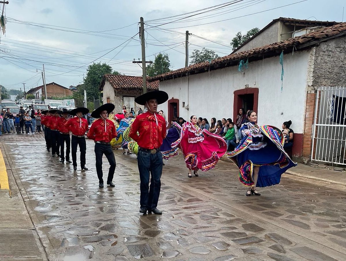 FernandoMarGue's tweet photo. Y arrancamos las #fiestaspatrias con nuestro tradicional desfile en Chiquilistlán. Gracias al Presidente Álvaro González en coordinación con su esposa la Presidenta del DIF, hubo un momento especial donde reconocieron a los adultos mayores con más de 90 y 100 años de vida. https://t.co/k1ZmKJC3aG