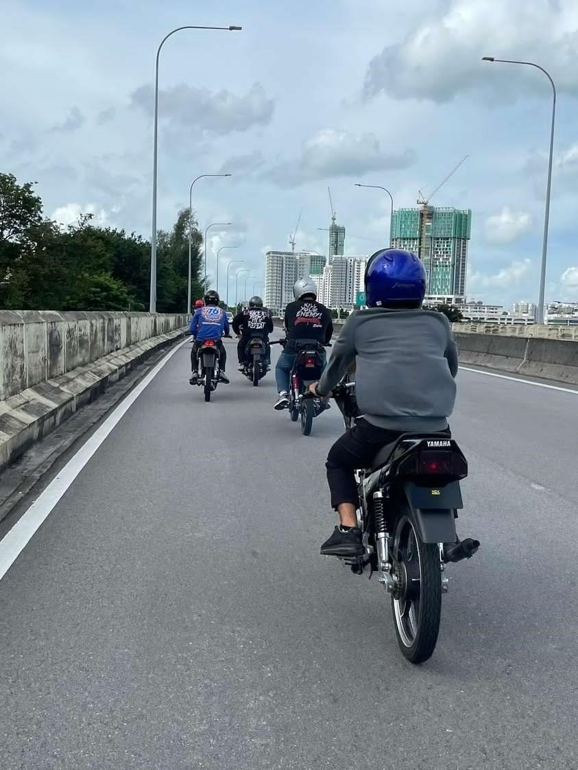 BikersRanger's tweet photo. Kemana kita petang minggu ni? π
#SanggapThrottle #TheBikersRanger #tbr #kapcaijahat #jenterapejuang #duniaduaroda #kapcai #ride #convoi #santai #cuprix #motor #malaysia https://t.co/E3kjsjmvsh