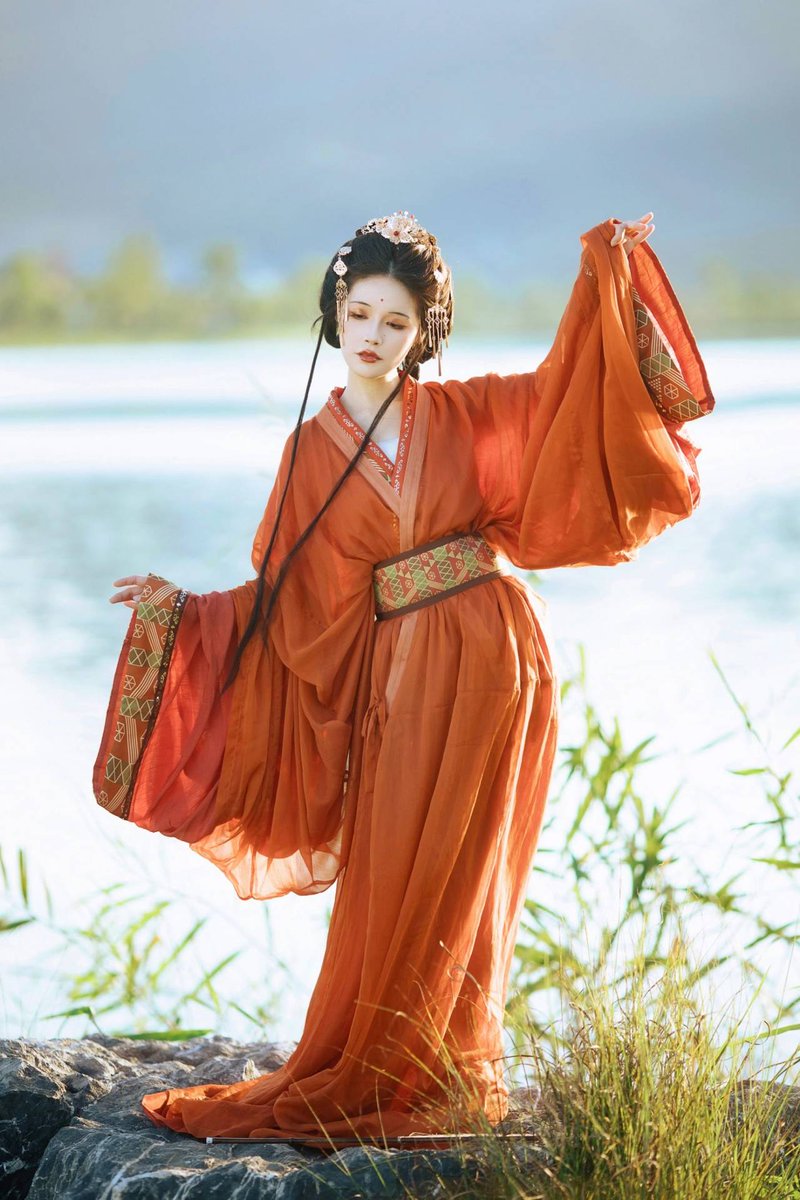 This woman is wearing a robe with Zhiju (直裾) of the Warring