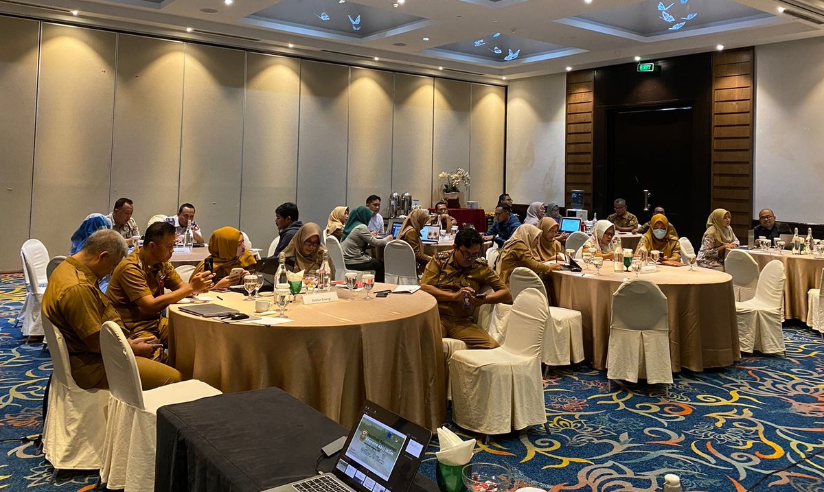 cricproject's tweet photo. Experts from @CCROMSEAP_IPB Dr. Muhammad Ardiansyah, Dr. Febrian Hadinata and team facilitated the training to help CRIC working group members understand its baseline emissions and future emissions in 2030. #CRICProject https://t.co/AhjbLrnuzU