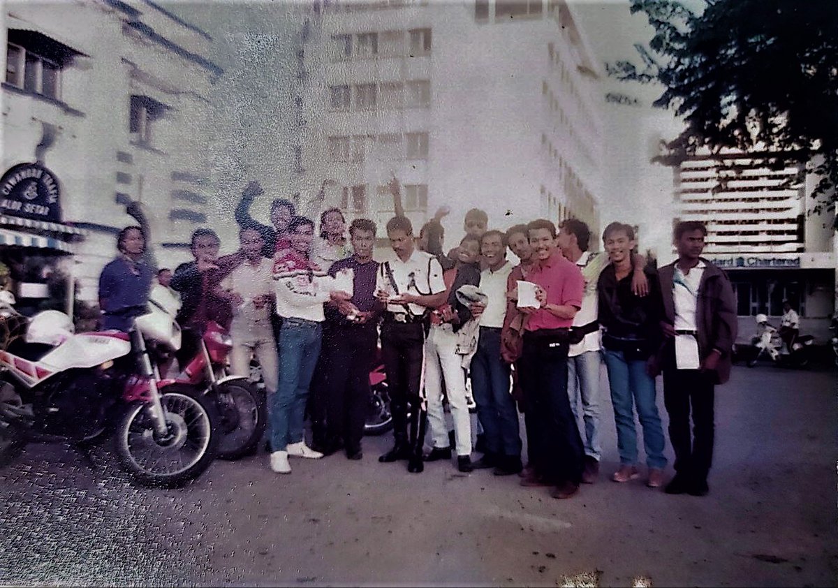 BikersRanger's tweet photo. Steady je masa convoi kena saman siap bergambar lagi π
#TBRnostalgia #TheBikersRanger #tbr #kapcaijahat #jenterapejuang #duniaduaroda #kapcai #ride #convoi #santai #cuprix #motor #malaysia https://t.co/Wu9nqdtecm