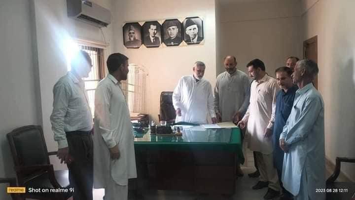 Naseem_khera's tweet photo. اب آ یا نہ اونٹ پہاڑ کے نیچے
راولاکوٹ کے ایک گاؤں کے لوگوں نے واپڈا کو درخواست دی ہے جس میں مطالبہ کیا گیا ہے کہ ہماری زمینوں سے بجلی کا تمام سیٹ اپ کھمبے اور تاریں ہٹائی جائیں۔ 
جتنا عرصہ یہ کھمبے یہاں نصب رہے اس کا کرایہ اور تاروں کا راستہ کلیئر کرنے کے لیے کاٹے گئے درختوں کا معاوضہ ادا کیا جائے۔"
کتنی شاندار خبر ہے

زمین دار سے اگر یہ بجلی کے میٹر کا بھی کرایہ لیتے ہیں تو ہماری زمینوں سے مفت تاریں گزارنے اور کھمبے گاڑنے کا حق انہیں کس نے دیا۔ 
جیسے موبائل کمپنیاں اپنے ٹاور لگانے کے پیسے دیتی ہیں یہ واپڈا بھی دے اور پرائیویٹ کمپنبیاں بھی دیں۔ یہ زمینیں واپڈا یا آئی پی پی کے باپ کی جاگیر نہیں۔

اس لیے میں اس میں اس تجویز کا اضافہ کرتا ہوں کہ ہر دوسرے کھمبے کا کرایہ بجلی کی سلیب کی طرح بڑھا کر وصول کیا جائے اور بقایا جات اسی طرح جرمانے کے ساتھ وصول کیے جائیں جیسےواپڈا وصول کرتا ہے۔
انڈسٹریلسٹ بابو افسر شاہی اور اشرافیہ کو بجلی چاہیے تو کسان کو کھمبوں کا کرایہ ادا کرو۔
آئین کے آرٹیکل 25 کےُتحت کسان بھی اتنا ہی معزز شہری ہے جتنی یہ سفاک اشرافیہ۔
