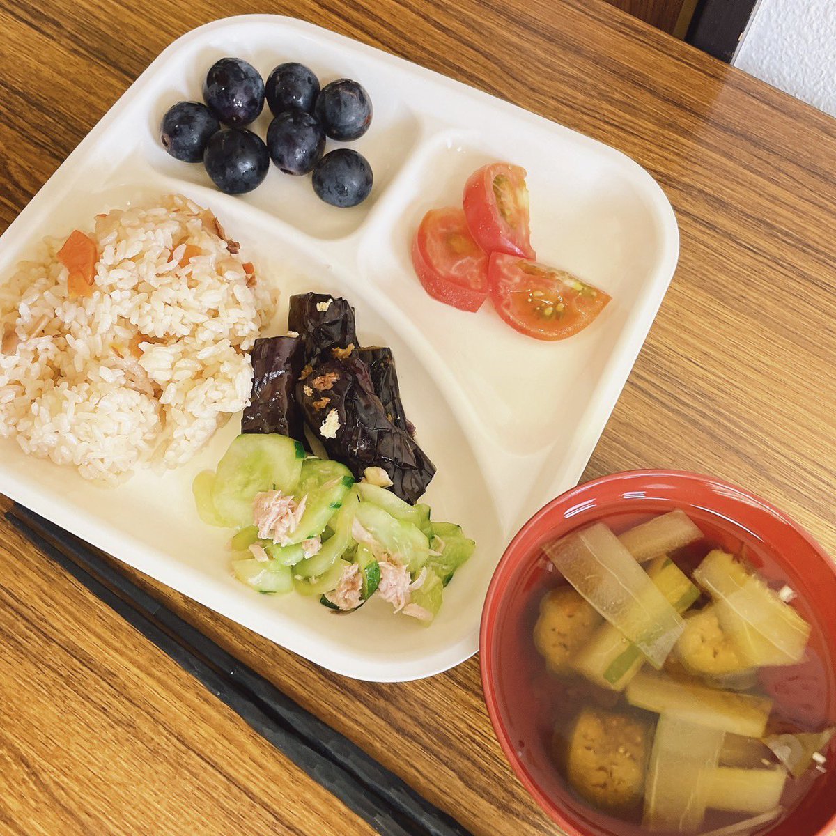 satakeReflectix's tweet photo. 今日のお昼ご飯！

味ご飯です！

トマト、ナス、きゅうりと夏野菜もたくさんで絶品です😋

9月もこの暑さが続くみたいです！

夏バテしないよう注意して美味しく食べましょう！

#佐武ランチ　#社食　#サラメシ https://t.co/5VcIR61ZbR
