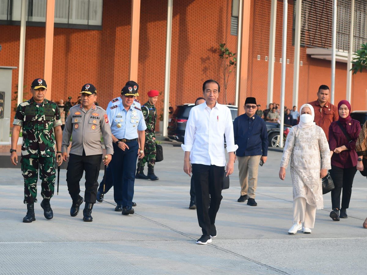 jokowi's tweet photo. Dari Pangkalan TNI AU Halim Perdanakusuma, Jakarta pagi ini saya bersama Ibu Negara terbang dengan pesawat khusus ATR 72-500 menuju Bandara Cakrabhuwana di Kota Cirebon, Jawa Barat. 

Dari Cirebon, saya melanjutkan perjalanan darat ke Kota Pekalongan untuk menghadiri pembukaan Muktamar Sufi Internasional 2023 dan berkunjung ke pasar tradisional.